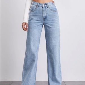 LIGHT-WASH HIGH WAISTED STRAIGHT JEANS
